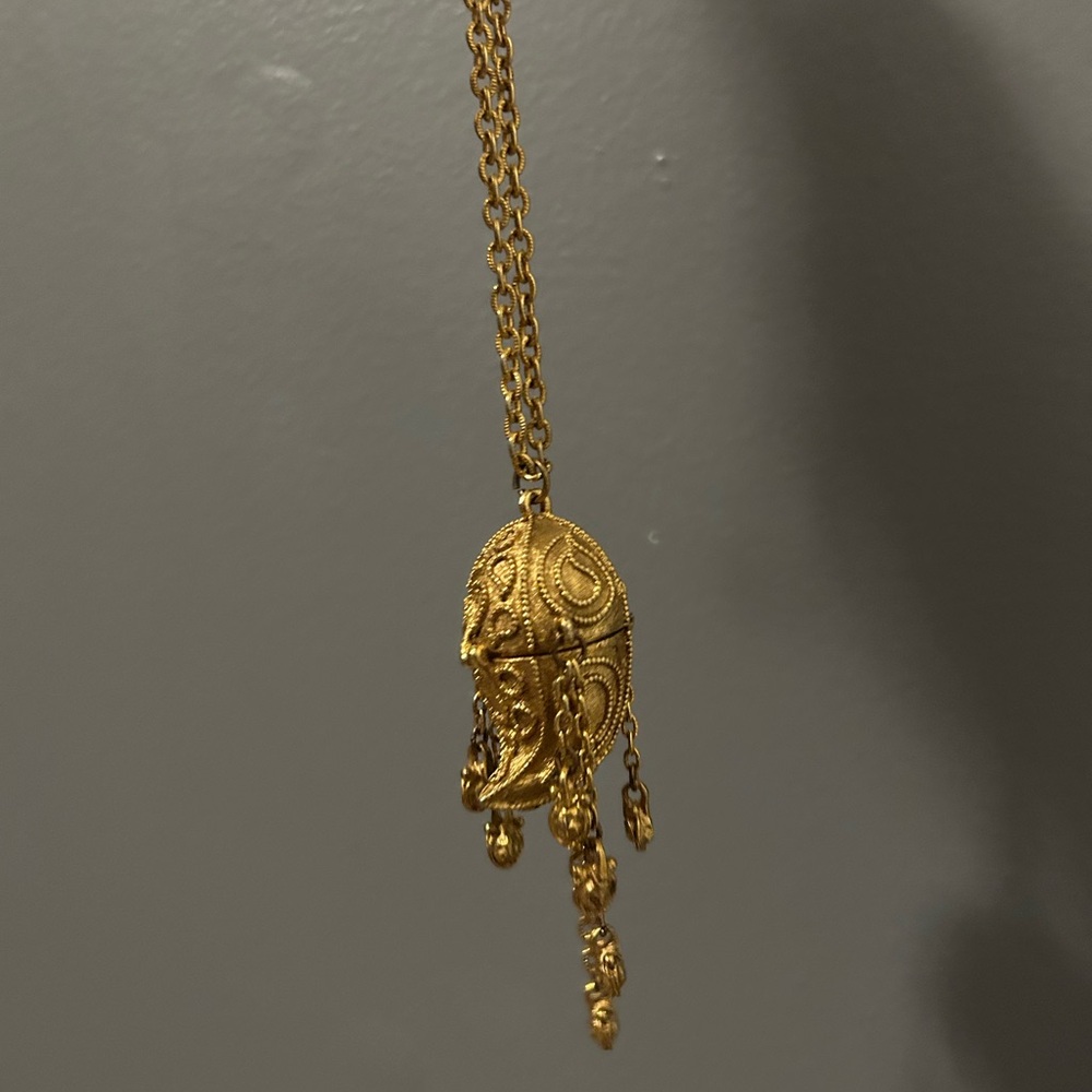 Elegant Gold Pendant Necklace
